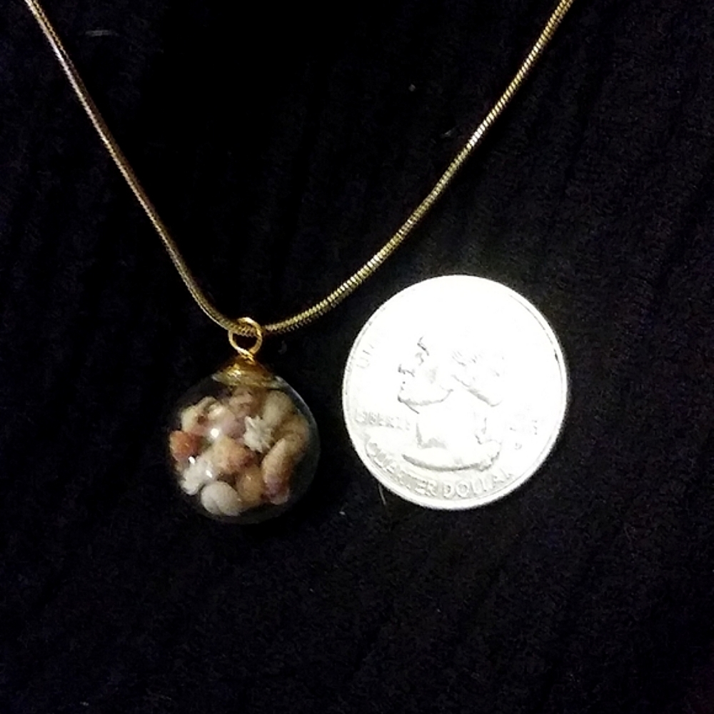 Tiny seashells from Hawai'i inside the tiniest glass sphere - Picture 2 of 5